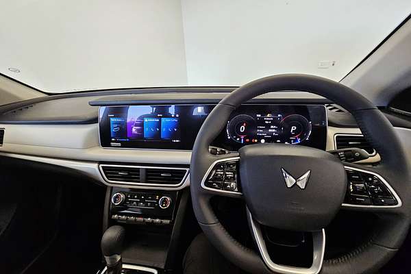 2024 Mahindra XUV700 AX7L