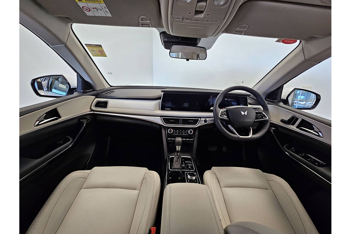 2024 Mahindra XUV700 AX7L
