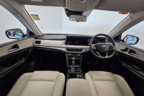 2024 Mahindra XUV700 AX7L