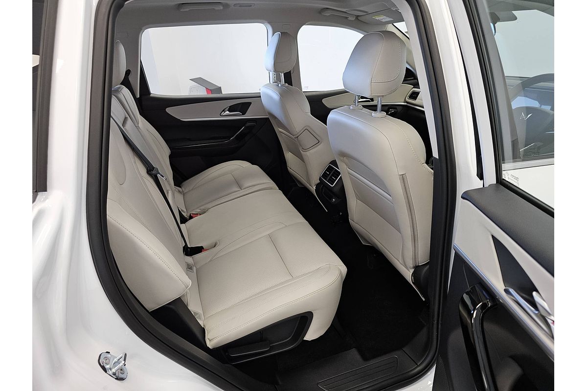 2024 Mahindra XUV700 AX7L