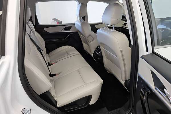 2024 Mahindra XUV700 AX7L