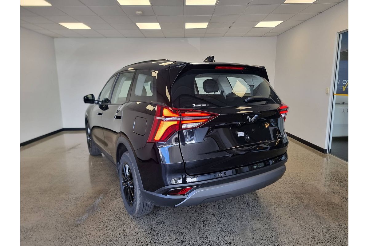 2024 Mahindra XUV700 AX7L