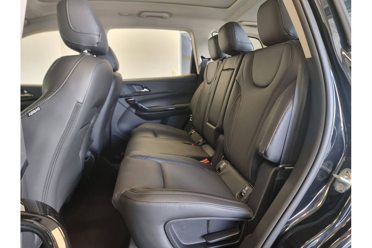 2024 Mahindra XUV700 AX7L