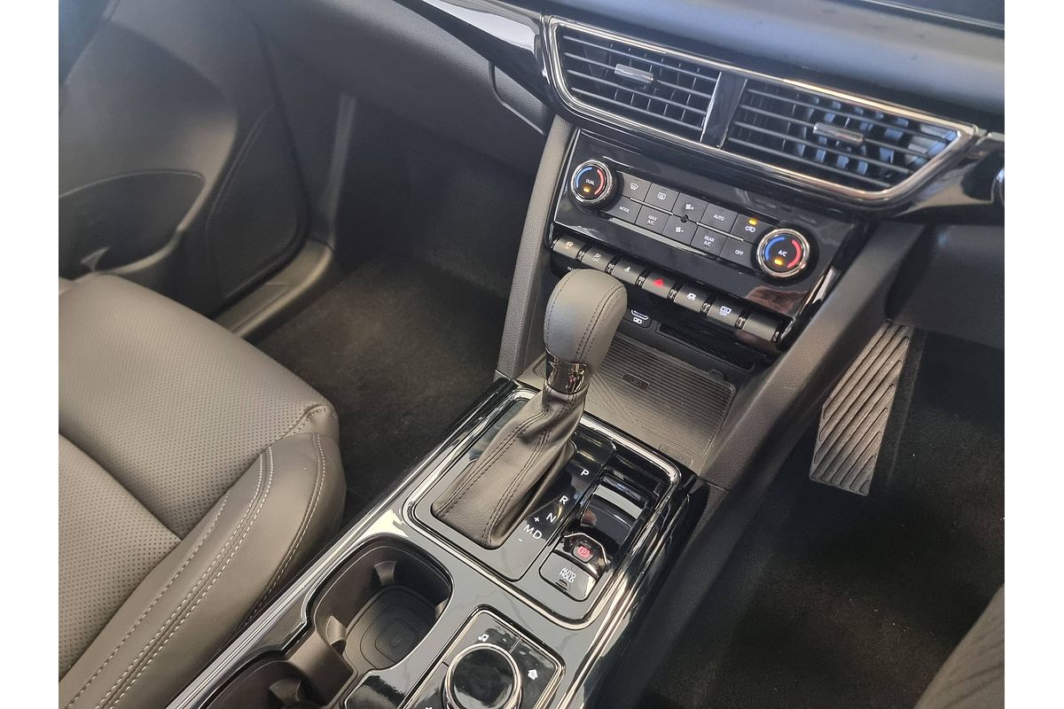 2024 Mahindra XUV700 AX7L