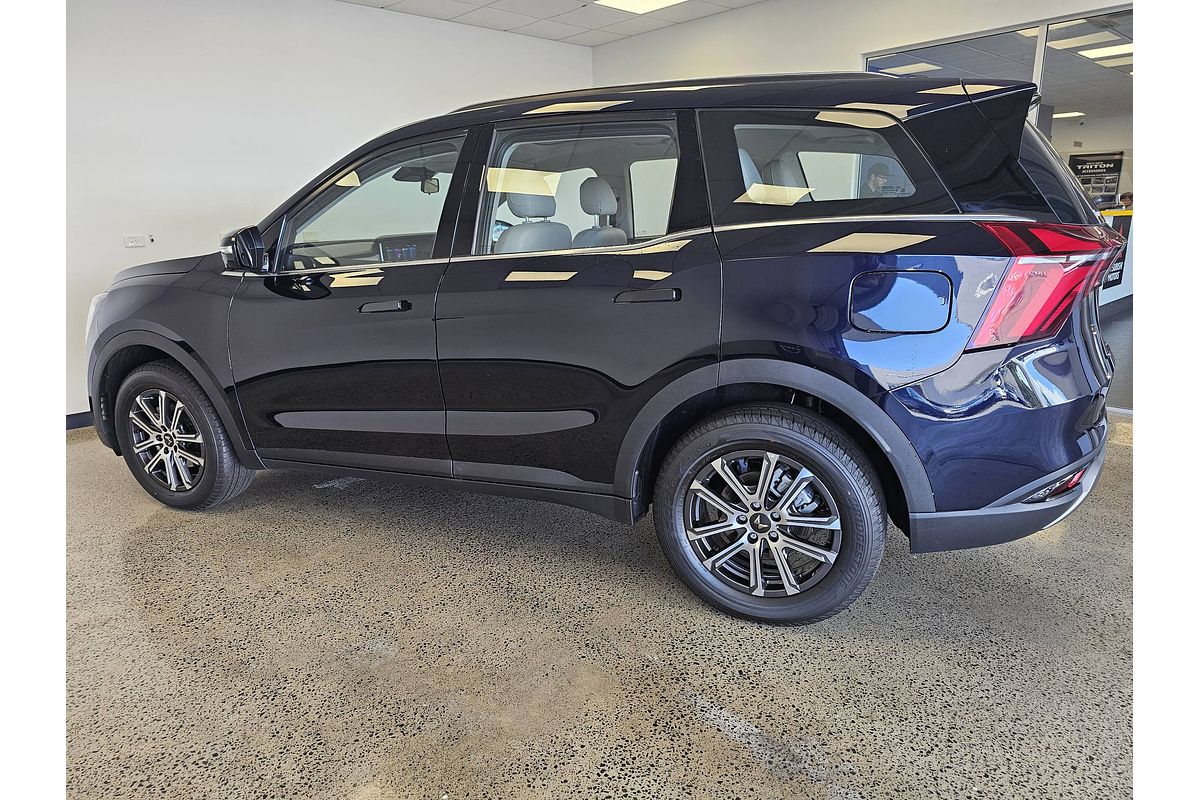 2024 Mahindra XUV700 AX7L