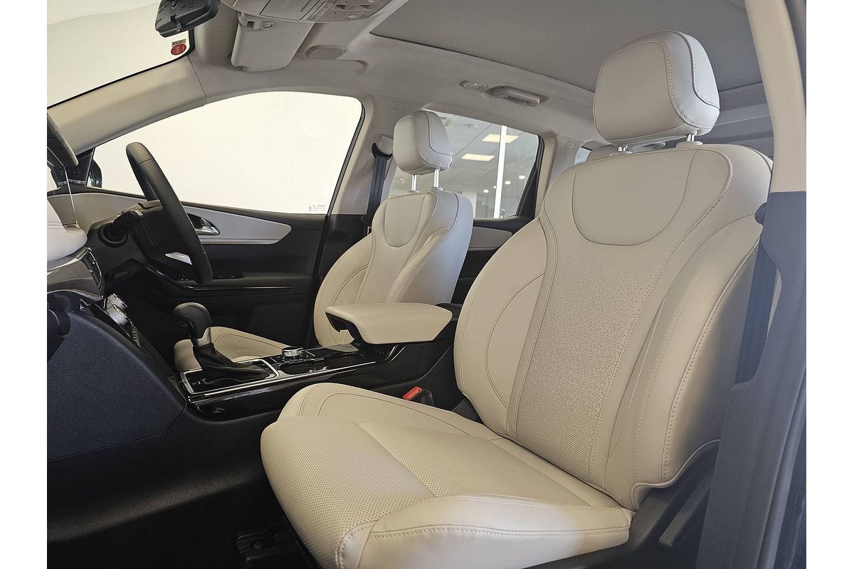 2024 Mahindra XUV700 AX7L