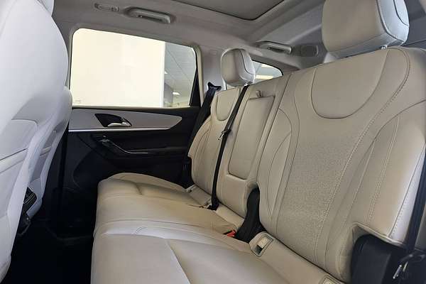 2024 Mahindra XUV700 AX7L