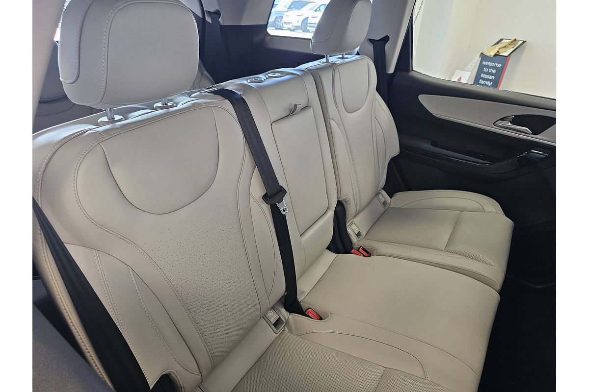 2024 Mahindra XUV700 AX7L