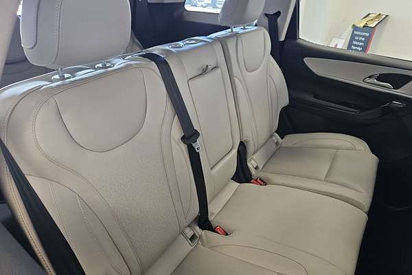 2024 Mahindra XUV700 AX7L