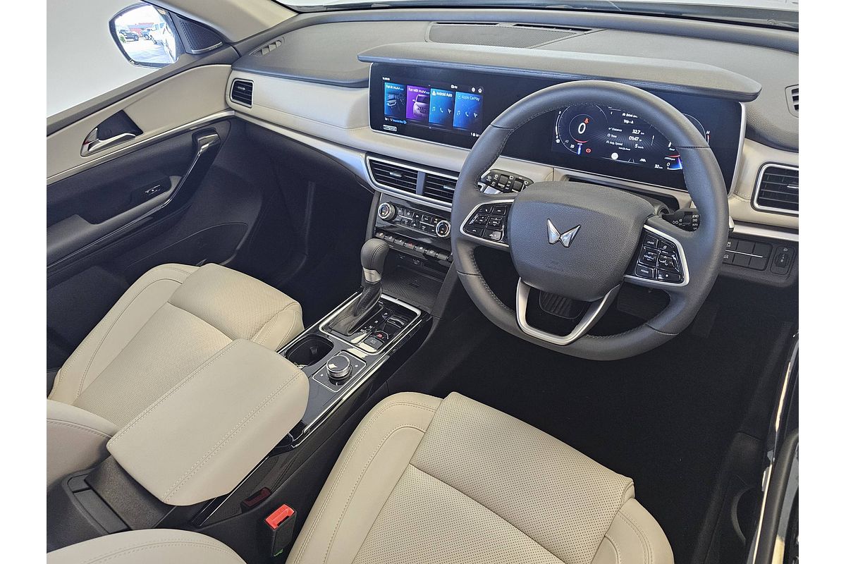 2024 Mahindra XUV700 AX7L