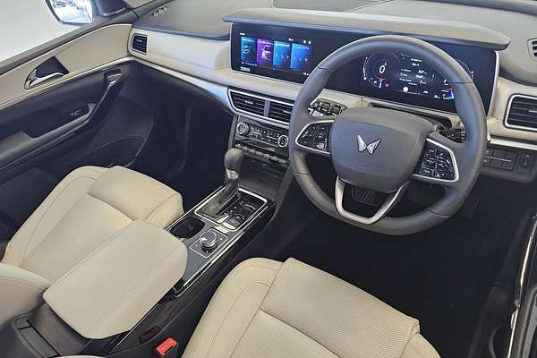 2024 Mahindra XUV700 AX7L