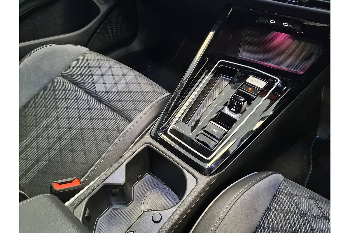 2024 Volkswagen Golf 110TSI R-Line 8