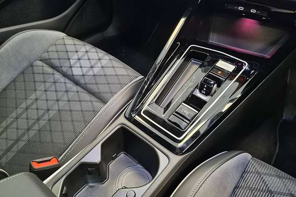 2024 Volkswagen Golf 110TSI R-Line 8