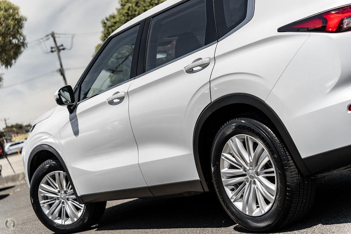 2023 Mitsubishi Outlander ES ZM