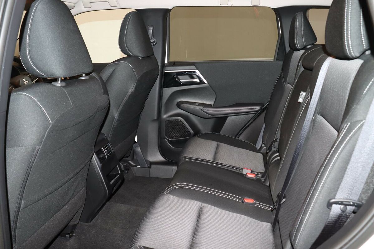 2024 Mitsubishi Outlander LS ZM