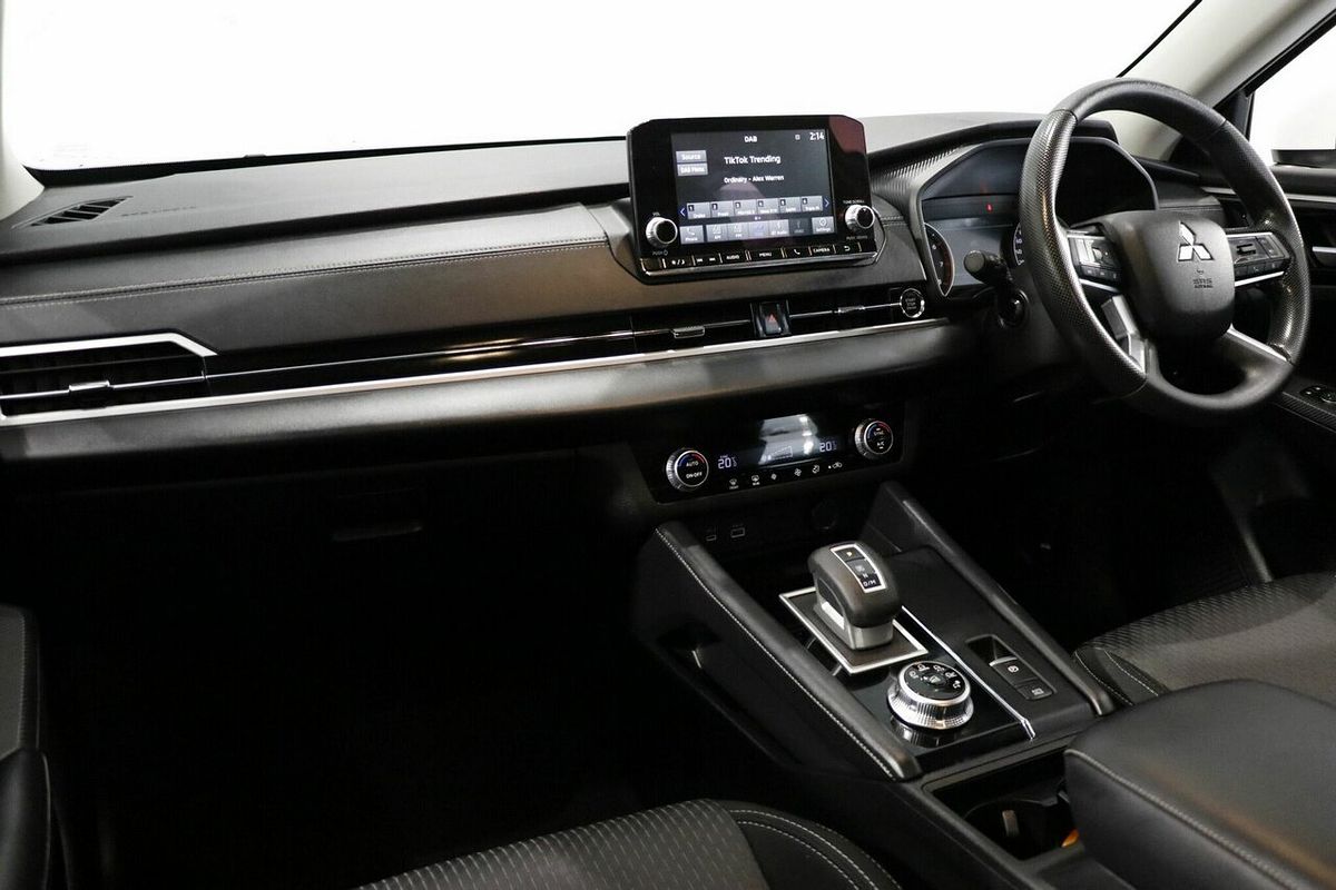 2023 Mitsubishi Outlander ES ZM