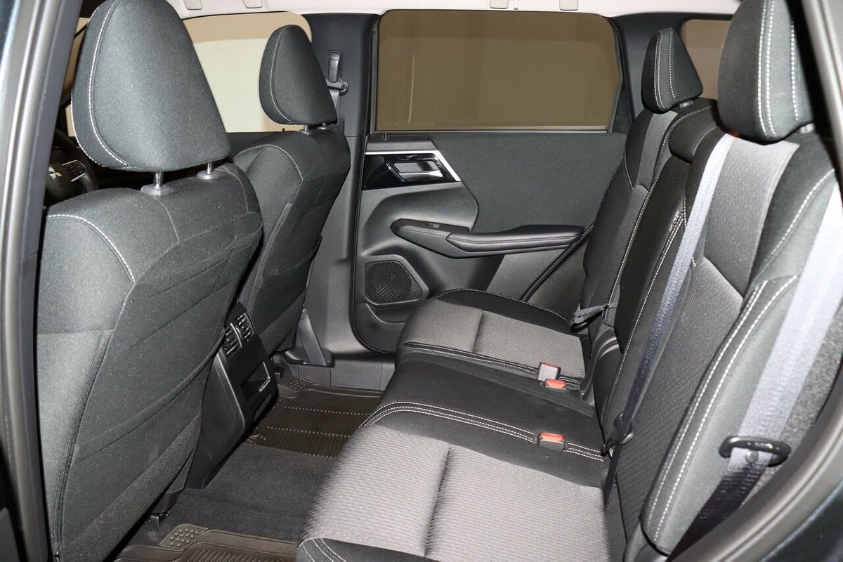 2024 Mitsubishi Outlander LS ZM