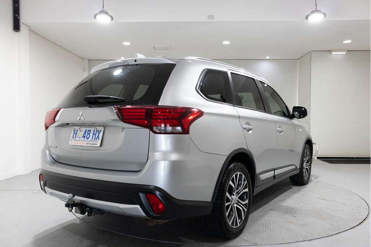 2018 Mitsubishi ZL Outlander ES 2.4L PET CVT 2WD 7S