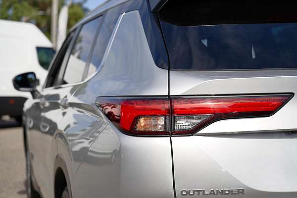 2023 Mitsubishi Outlander LS ZM