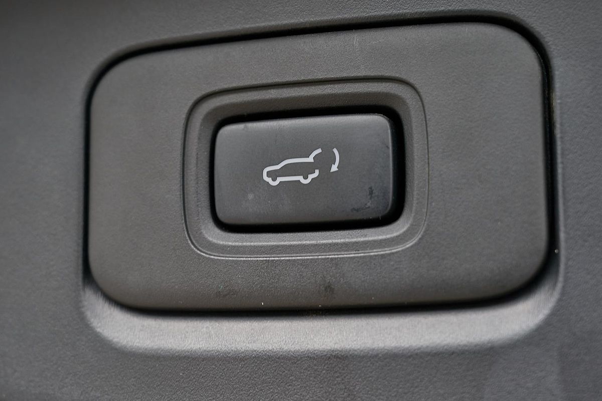 2023 Isuzu MU-X LS-T