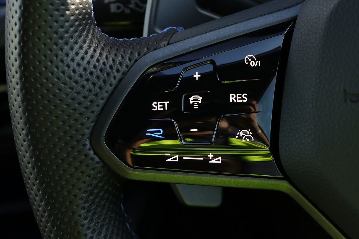 2022 Volkswagen Golf R 8