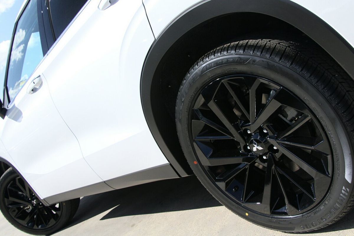 2024 Mitsubishi Outlander Black Edition ZM