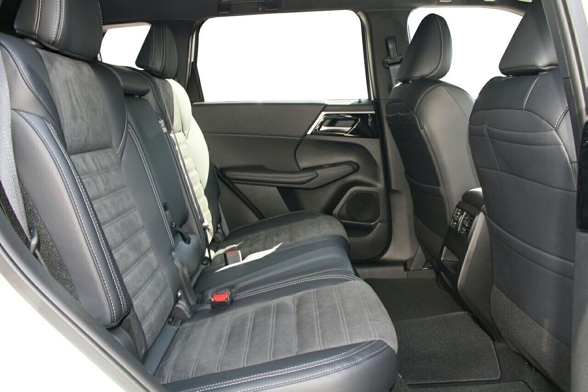 2024 Mitsubishi Outlander Black Edition ZM