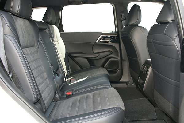 2024 Mitsubishi Outlander Black Edition ZM