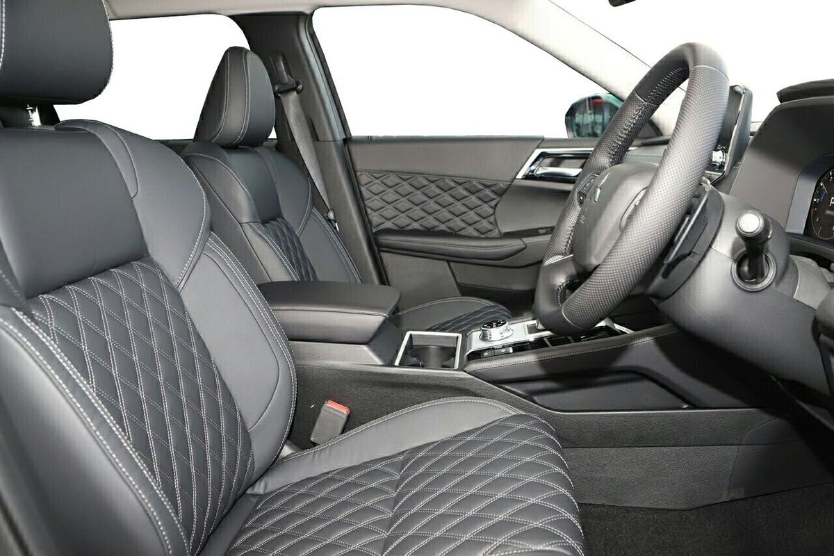 2024 Mitsubishi Outlander Exceed ZM