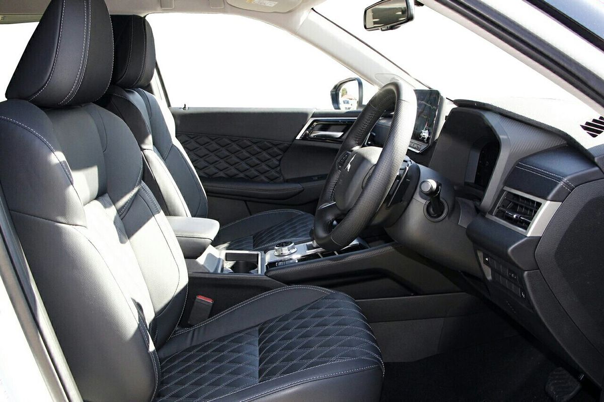 2024 Mitsubishi Outlander Exceed ZM