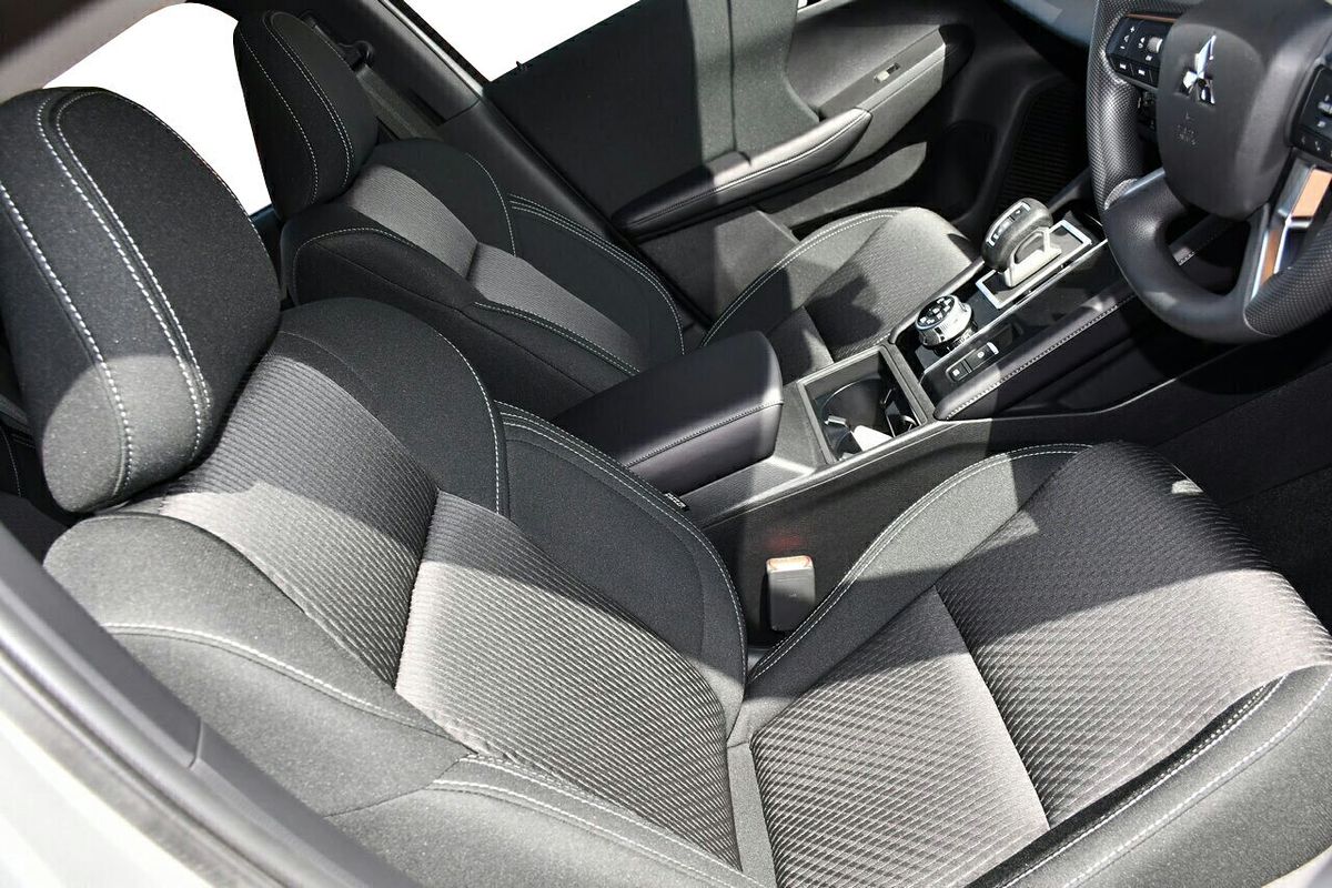 2024 Mitsubishi Outlander ES ZM