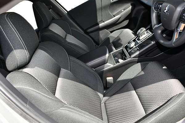 2024 Mitsubishi Outlander ES ZM