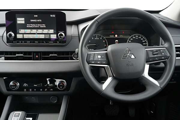2024 Mitsubishi Outlander ES ZM