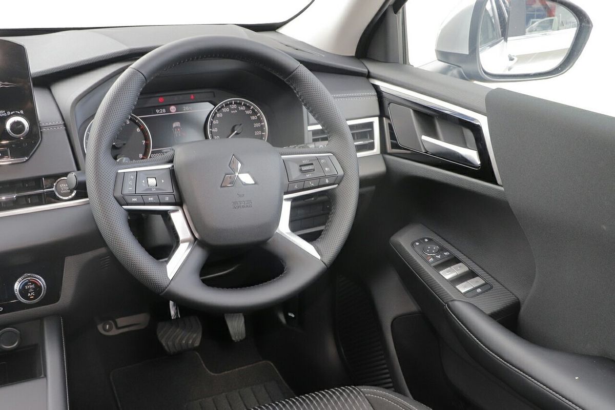 2024 Mitsubishi Outlander LS ZM