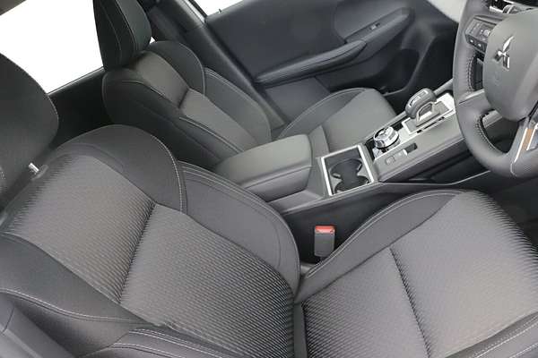2024 Mitsubishi Outlander LS ZM