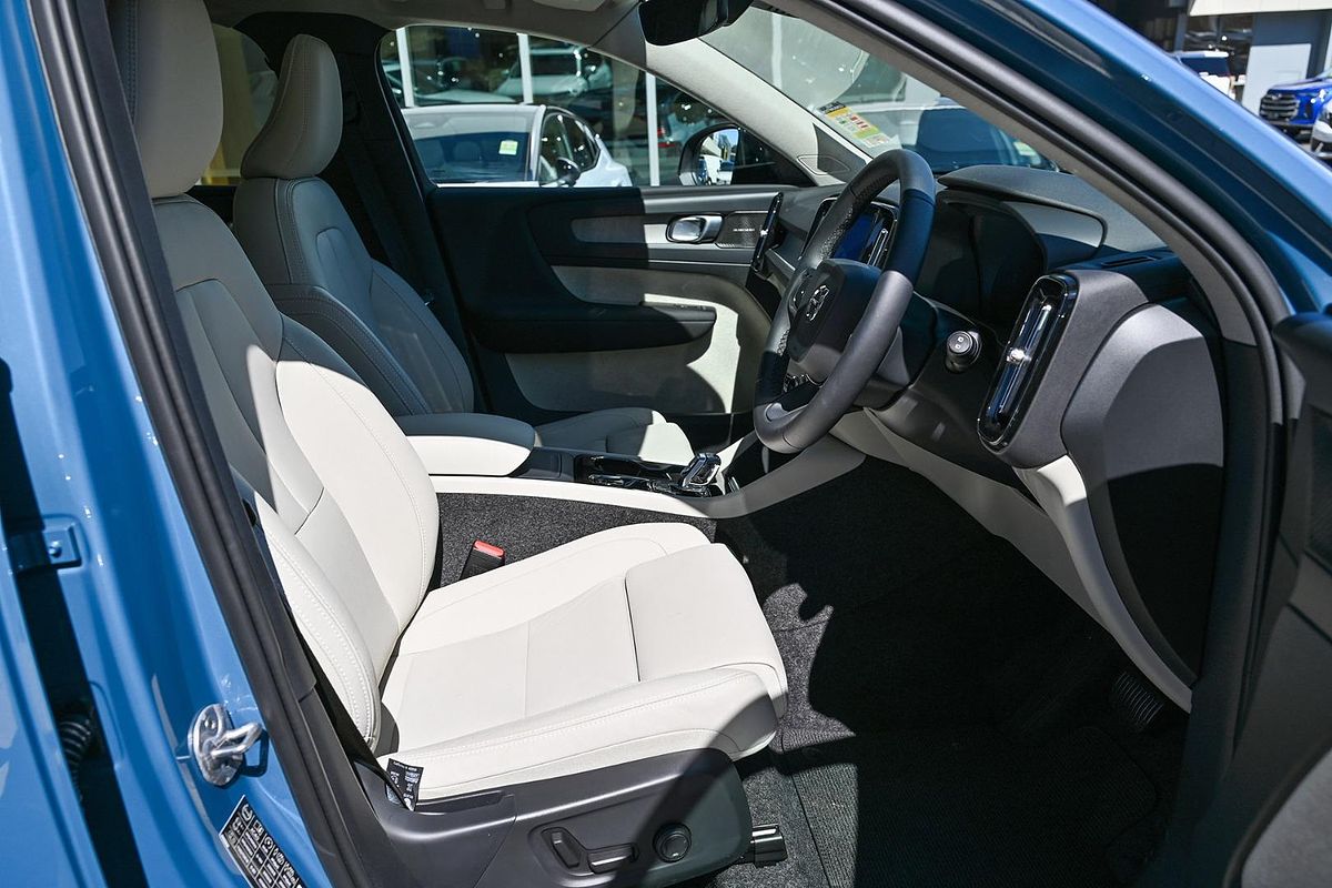 2024 Volvo XC40 Ultra B4 Dark