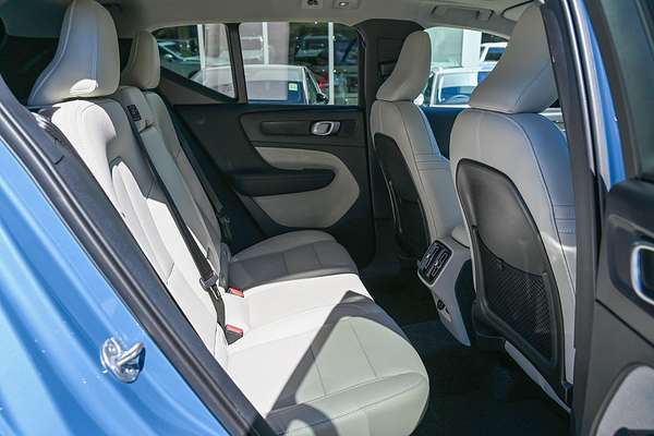 2024 Volvo XC40 Ultra B4 Dark