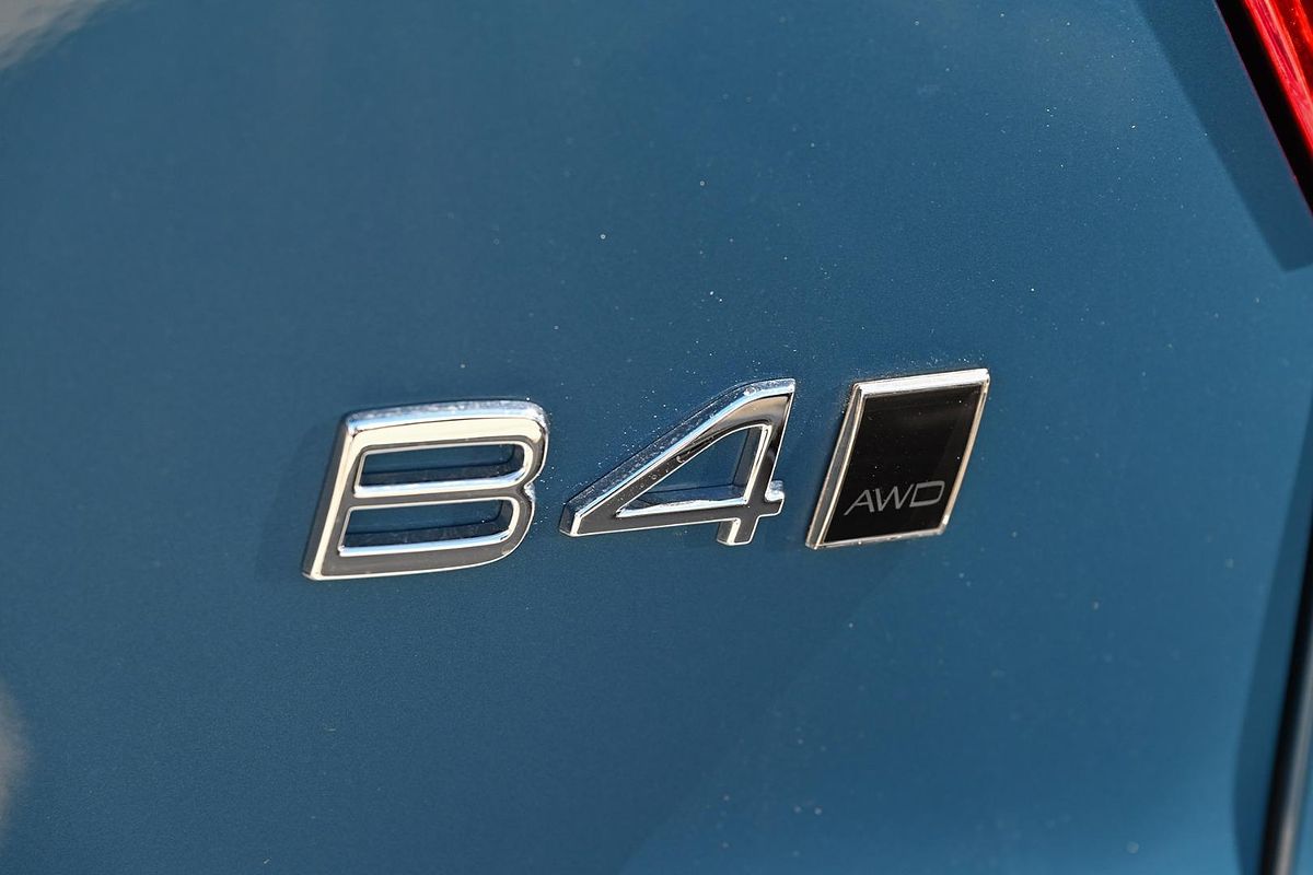 2024 Volvo XC40 Ultra B4 Dark