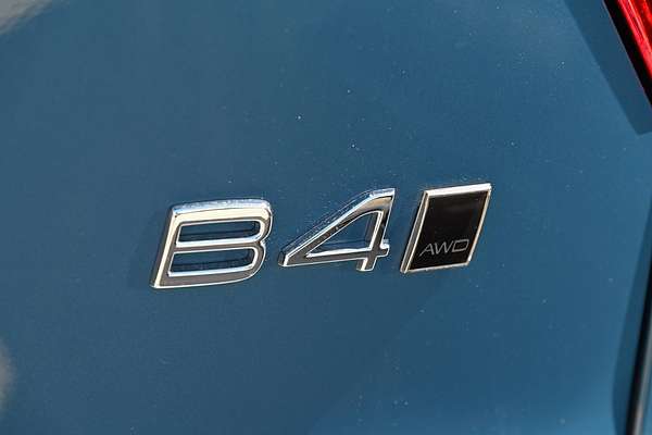 2024 Volvo XC40 Ultra B4 Dark