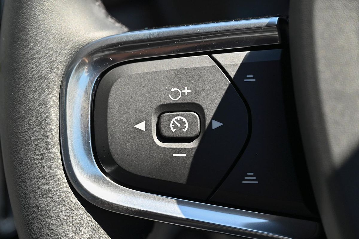 2024 Volvo XC40 Ultra B4 Dark