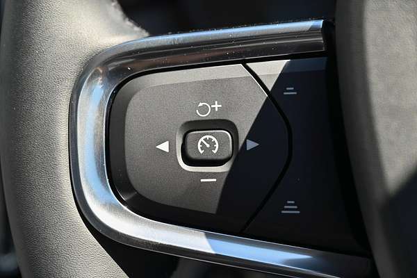 2024 Volvo XC40 Ultra B4 Dark