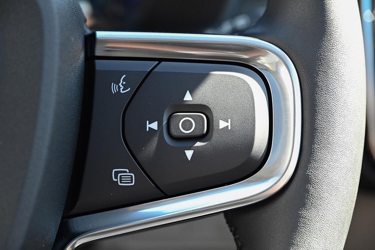 2024 Volvo XC40 Ultra B4 Dark