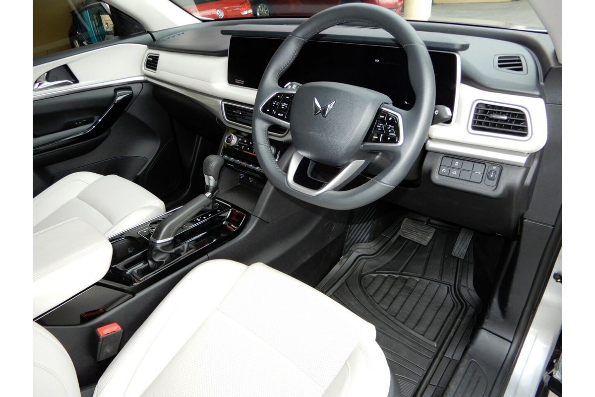 2024 Mahindra XUV700 AX7