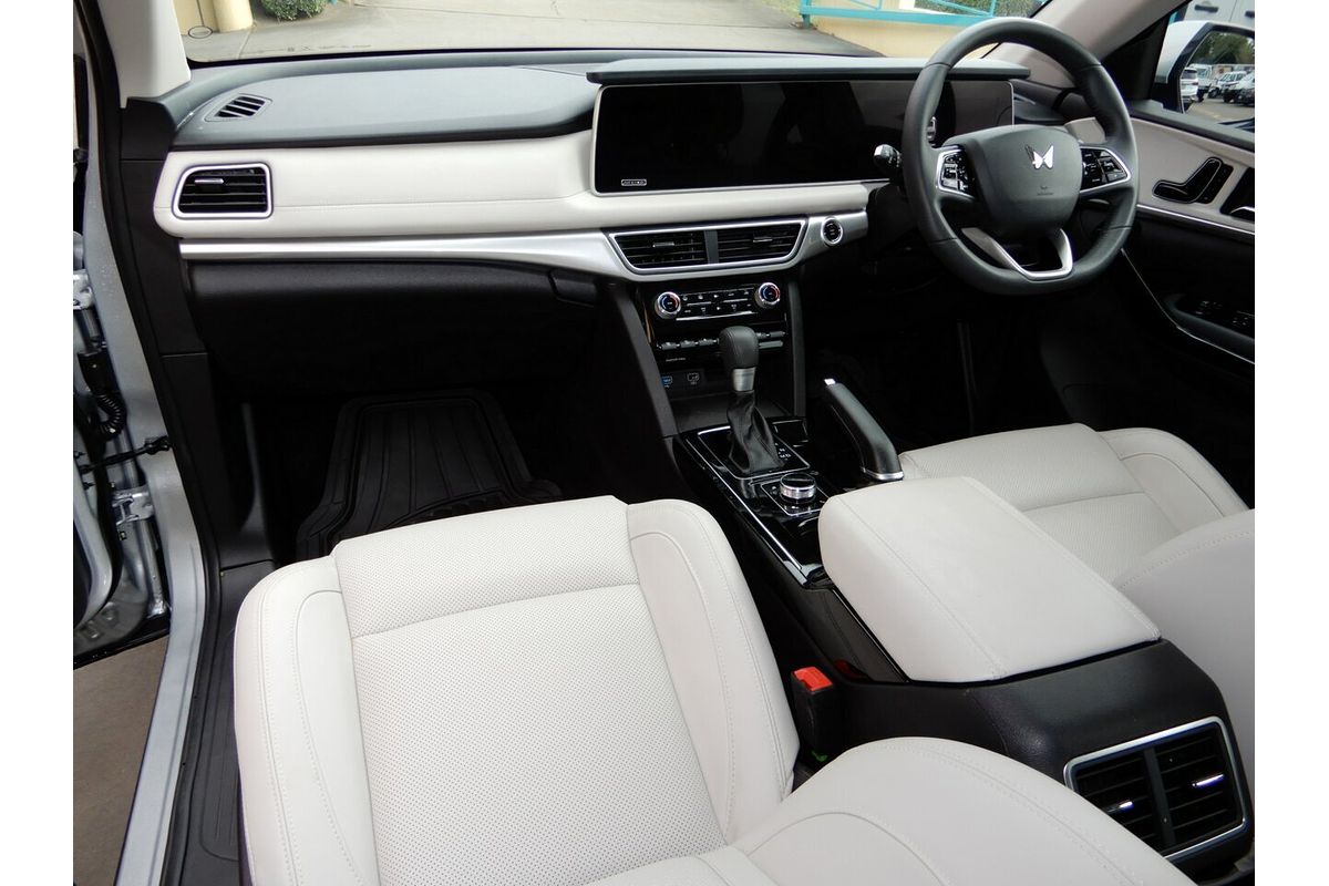 2024 Mahindra XUV700 AX7