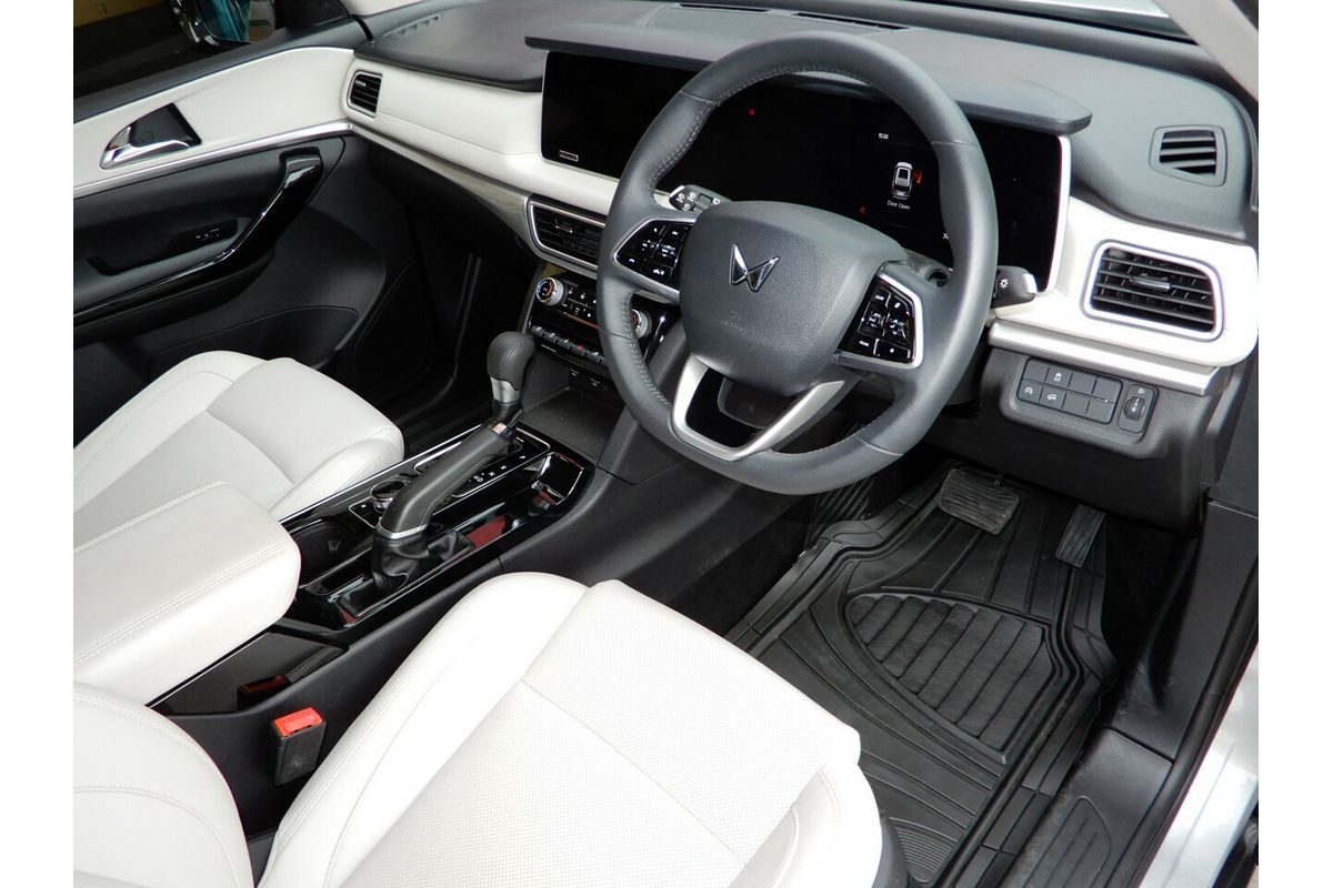 2024 Mahindra XUV700 AX7