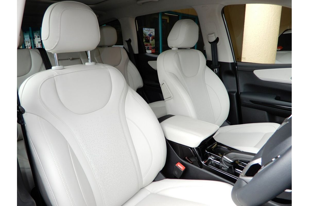 2024 Mahindra XUV700 AX7