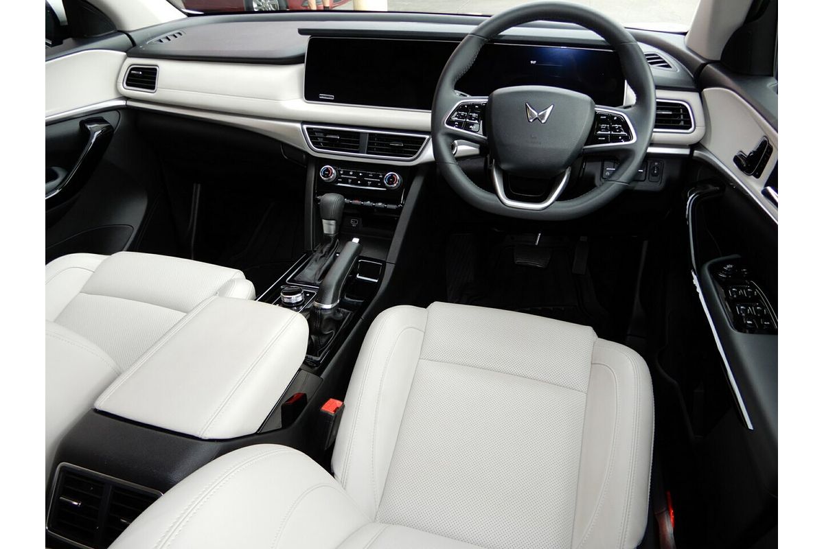 2024 Mahindra XUV700 AX7
