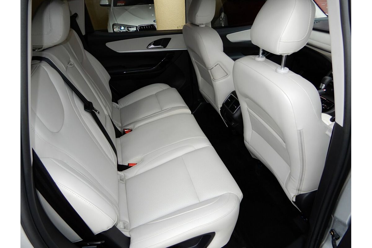 2024 Mahindra XUV700 AX7