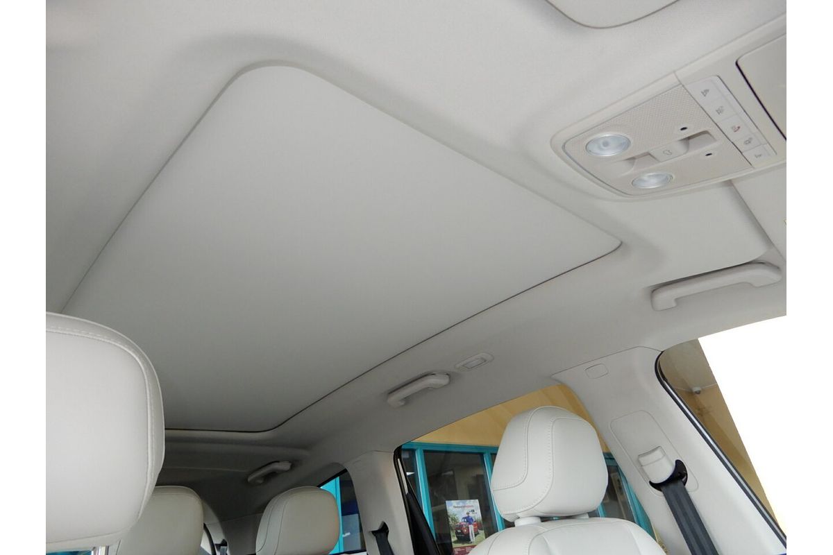 2024 Mahindra XUV700 AX7