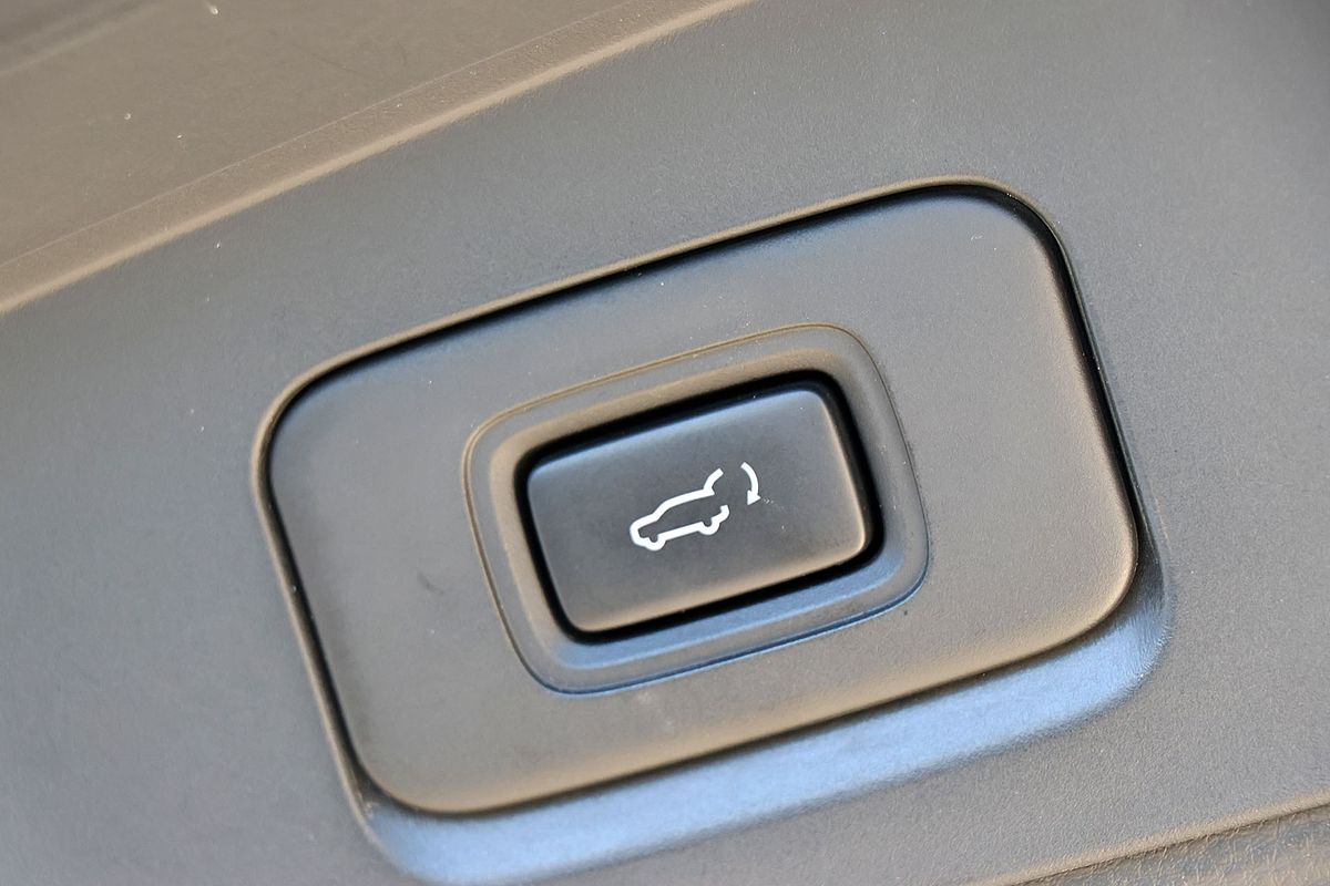 2023 Isuzu MU-X LS-T
